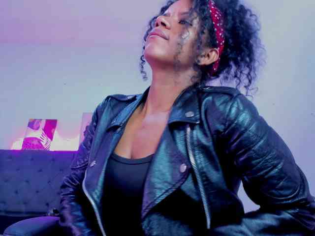 Ellie-Alves Ellie-Alves