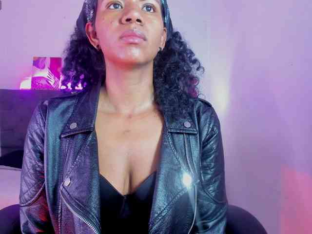 Ellie-Alves Ellie-Alves