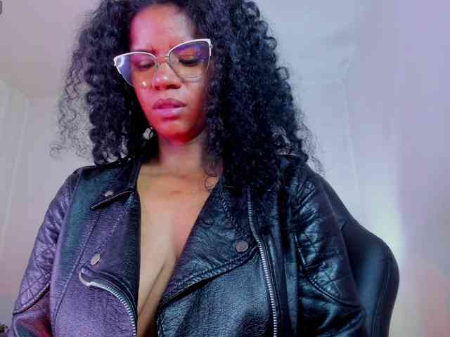 Ellie-Alves Ellie-Alves