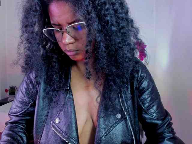 Ellie-Alves Ellie-Alves