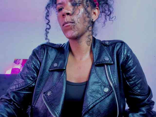 Ellie-Alves Ellie-Alves