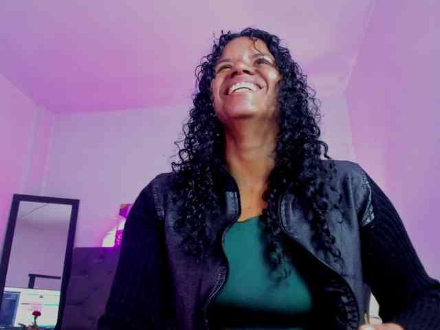 Ellie-Alves Ellie-Alves