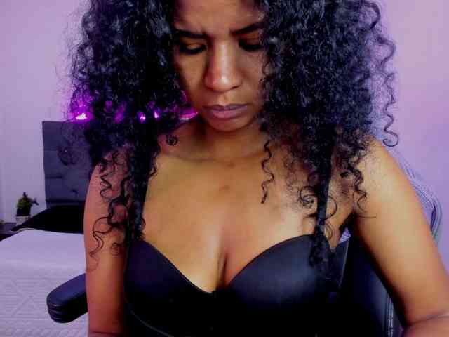 Ellie-Alves Ellie-Alves