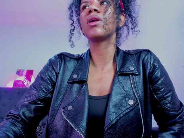 Ellie-Alves Ellie-Alves