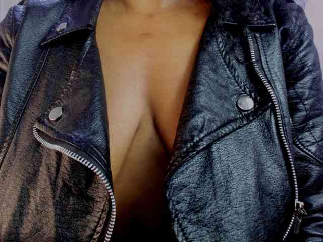 Ellie-Alves Ellie-Alves