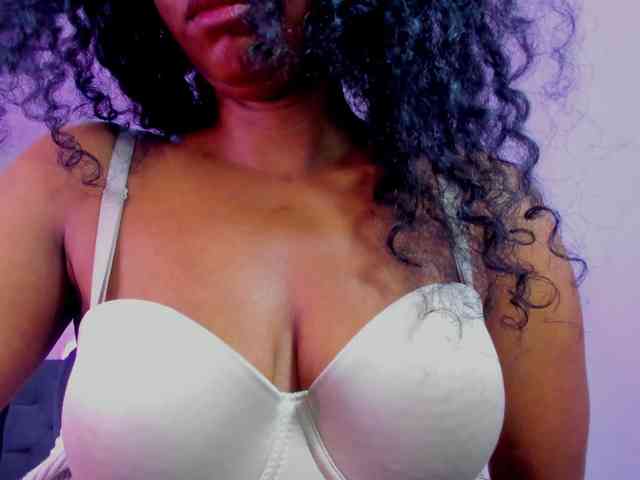 Ellie-Alves Ellie-Alves