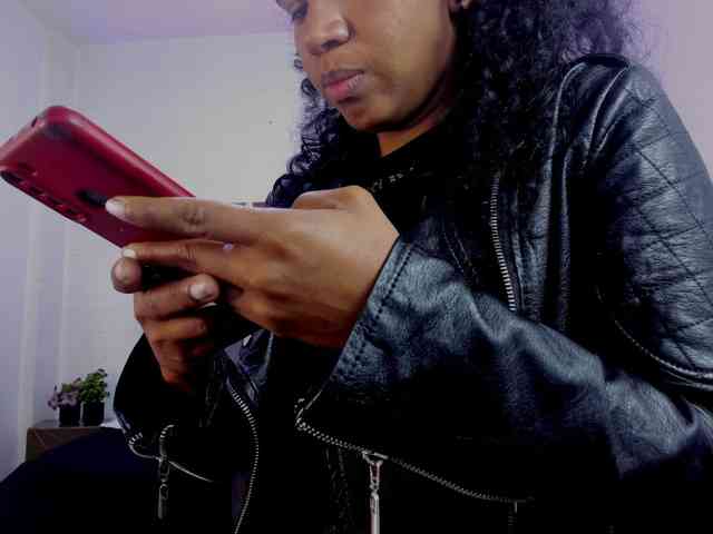 Ellie-Alves Ellie-Alves