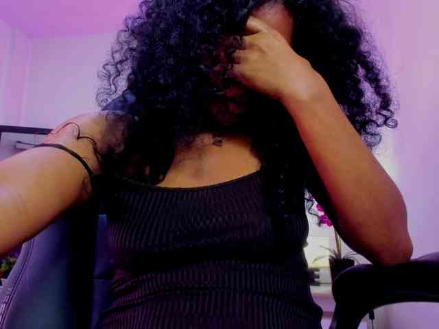 Ellie-Alves Ellie-Alves