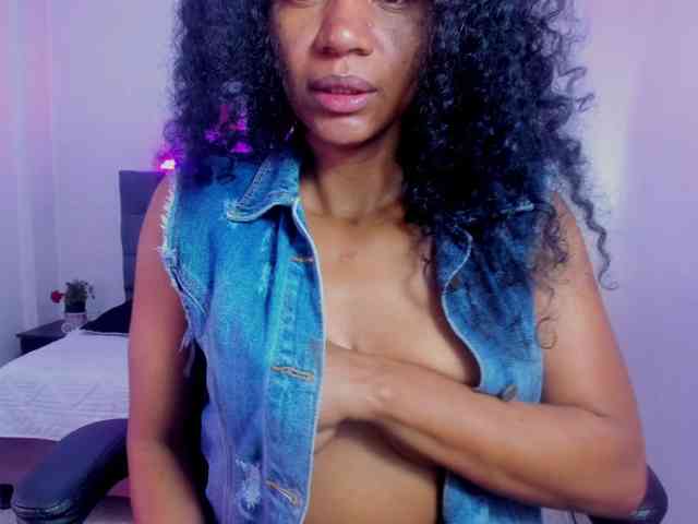 Ellie-Alves Ellie-Alves