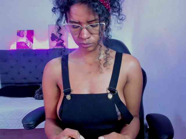 Ellie-Alves Ellie-Alves