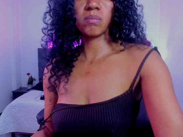 Ellie-Alves Ellie-Alves