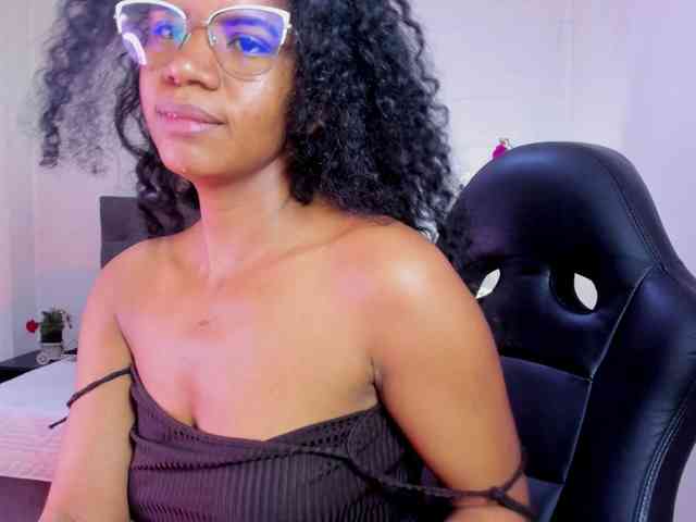 Ellie-Alves Ellie-Alves