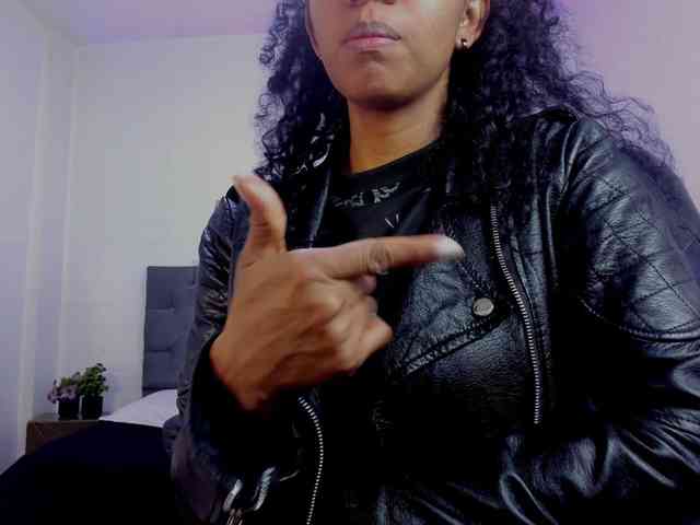 Ellie-Alves Ellie-Alves