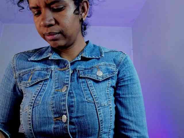 Ellie-Alves Ellie-Alves