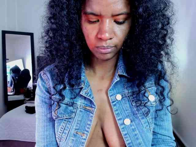 Ellie-Alves Ellie-Alves