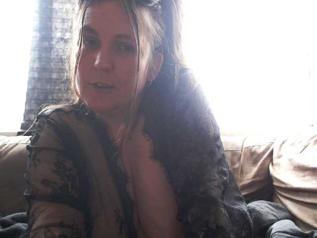 Harleyslut's BongaCams show and profile