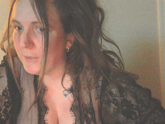 Harleyslut's BongaCams show and profile