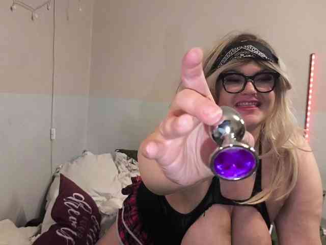 AllHolesLoveGirl webcam