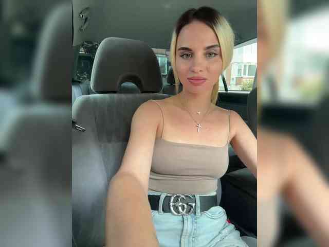 LedyMiya webcam