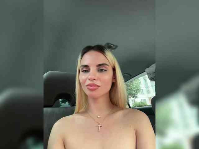 LedyMiya webcam