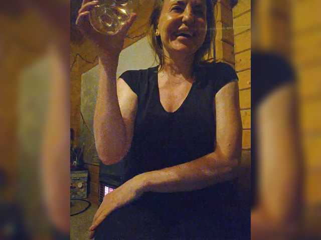 EditaMilf's BongaCams show and profile