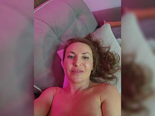 EditaMilf's BongaCams show and profile