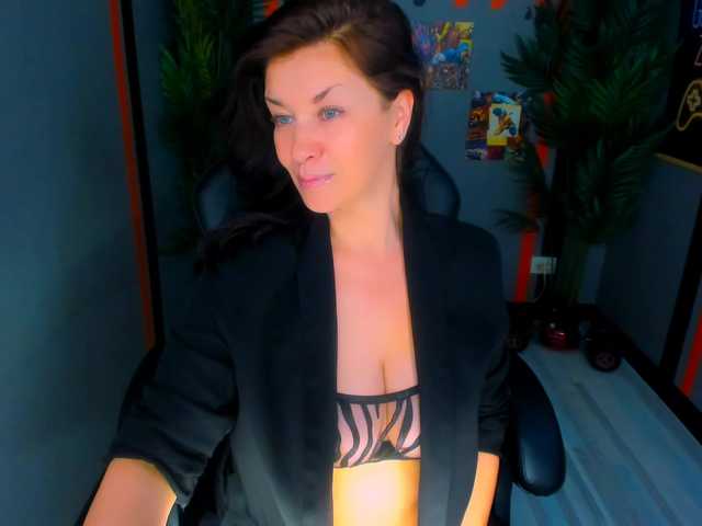 AnaMills's BongaCams show and profile