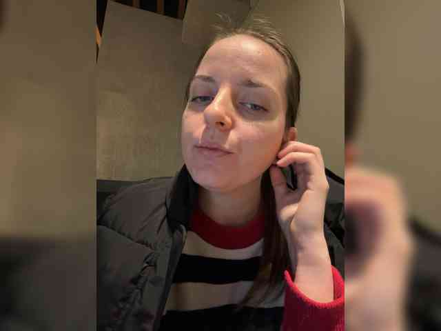 LaracroftLLLe webcam