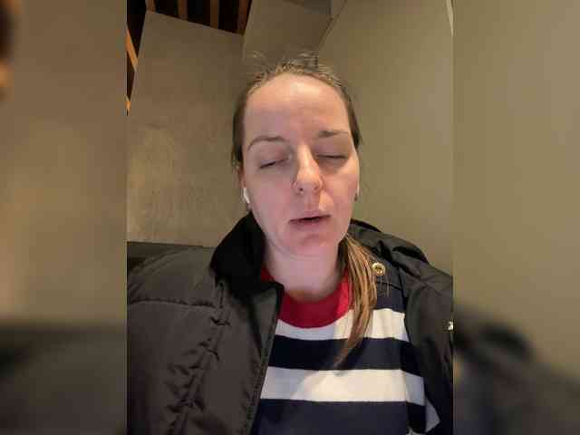 LaracroftLLLe webcam