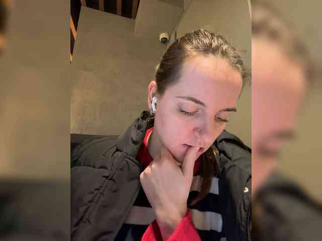 LaracroftLLLe webcam