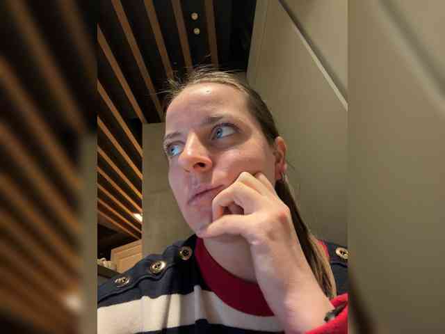 LaracroftLLLe webcam