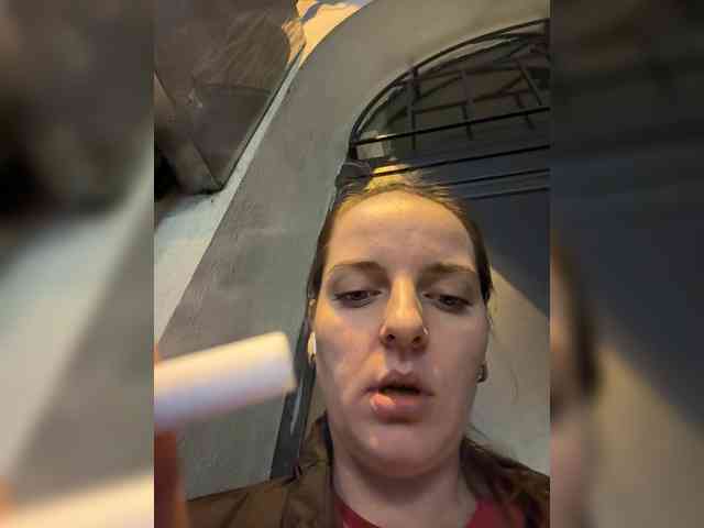 LaracroftLLLe webcam