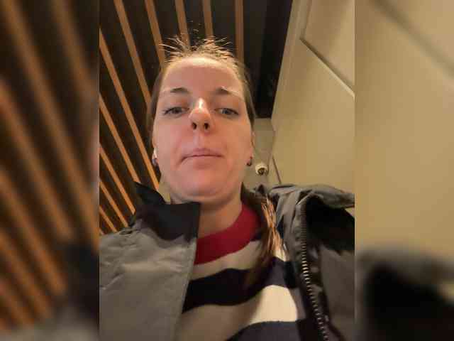 LaracroftLLLe webcam