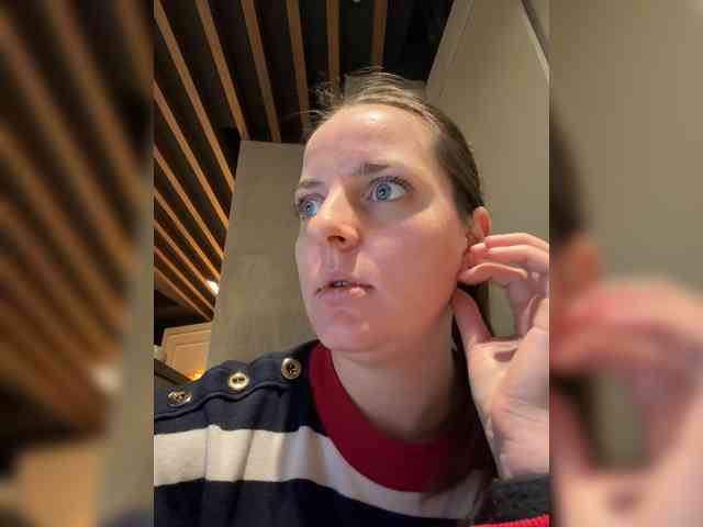 LaracroftLLLe webcam