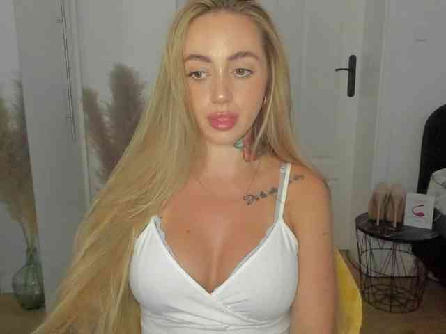 SEXYcoralie webcam