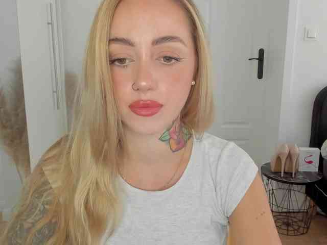 SEXYcoralie webcam