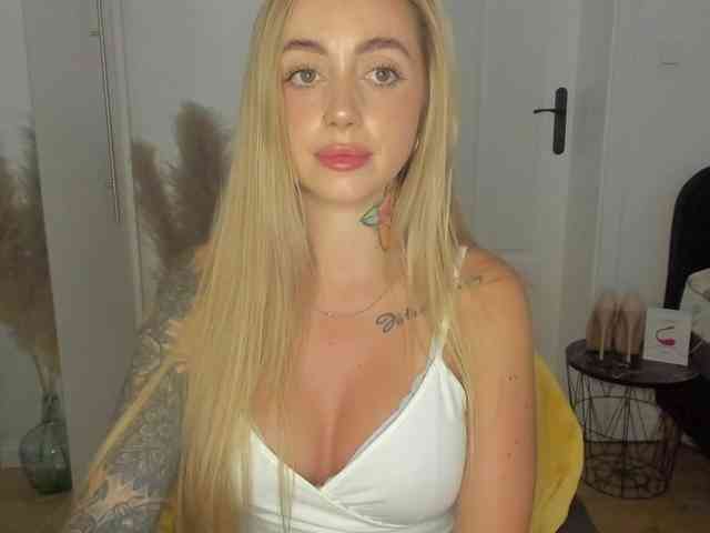 SEXYcoralie webcam