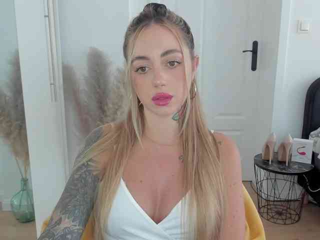 SEXYcoralie webcam