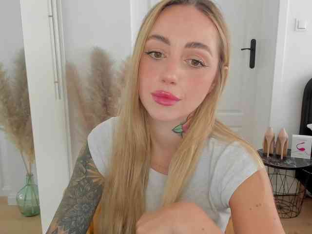 SEXYcoralie webcam
