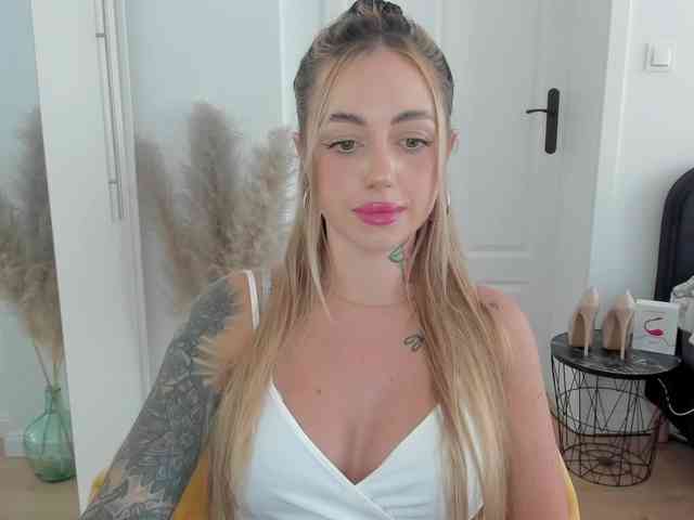 SEXYcoralie webcam