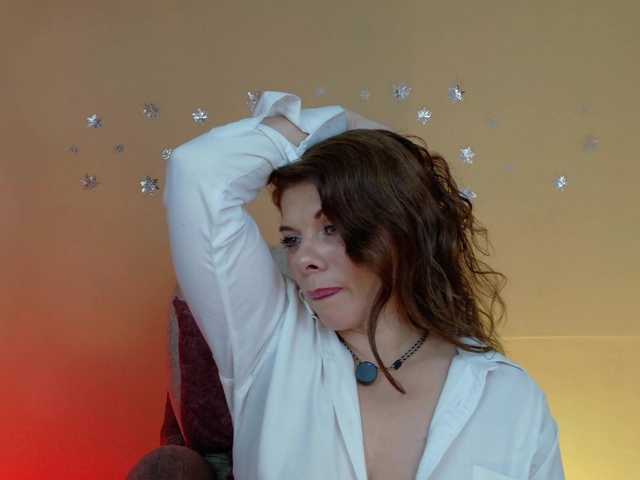 Quinn-Darly's BongaCams show and profile