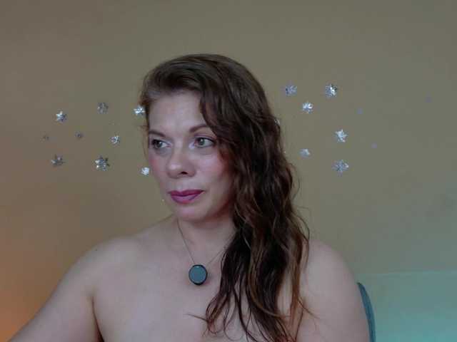 Quinn-Darly's BongaCams show and profile