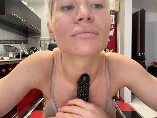 NIKOLE_Censori webcam