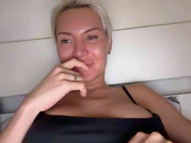 NIKOLE_Censori webcam