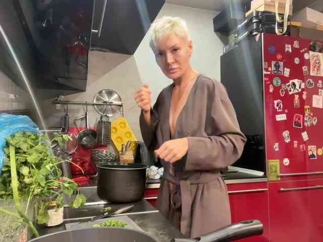 NIKOLE_Censori webcam