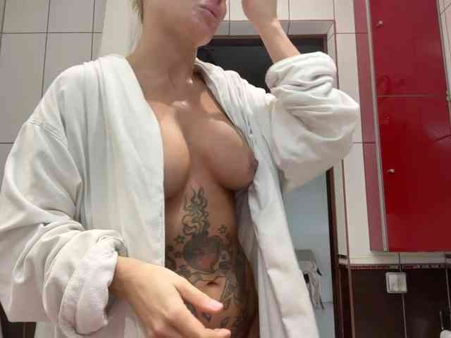 NIKOLE_Censori webcam