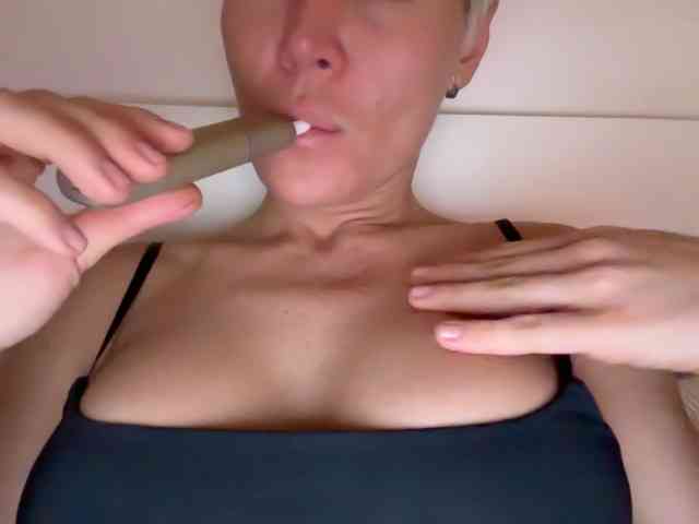 NIKOLE_Censori webcam