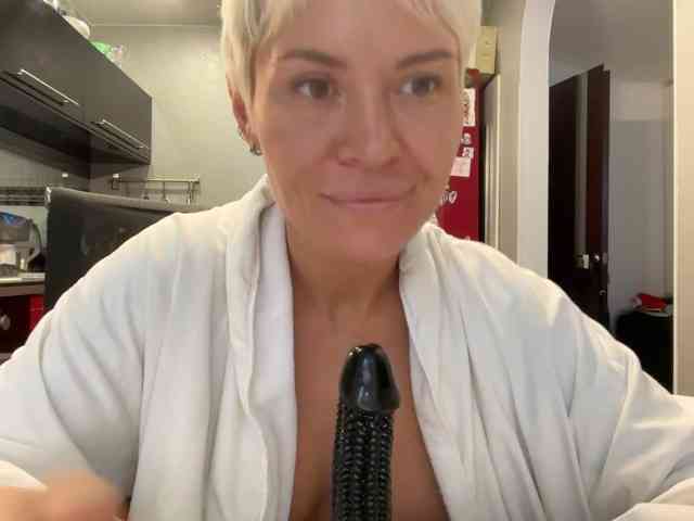 NIKOLE_Censori webcam