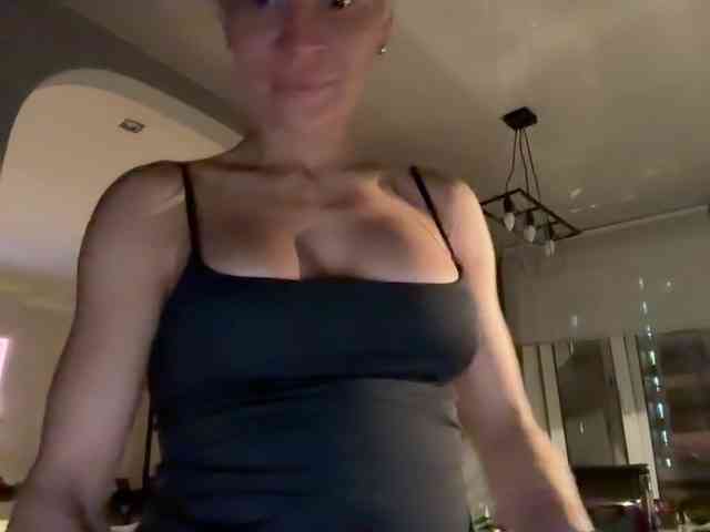 NIKOLE_Censori webcam