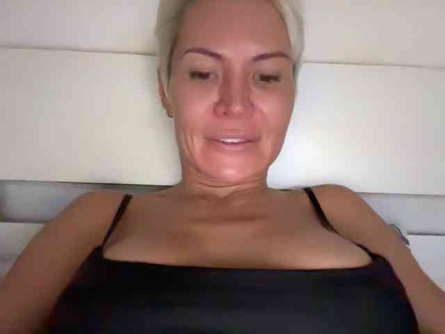 NIKOLE_Censori webcam